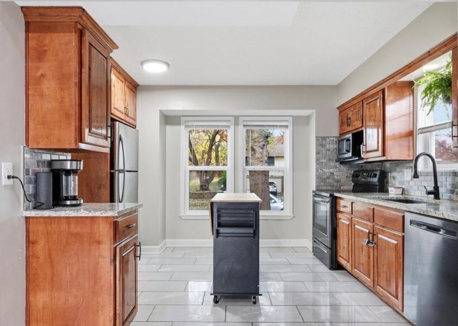 Building Photo - 302 SE Flagstone Dr