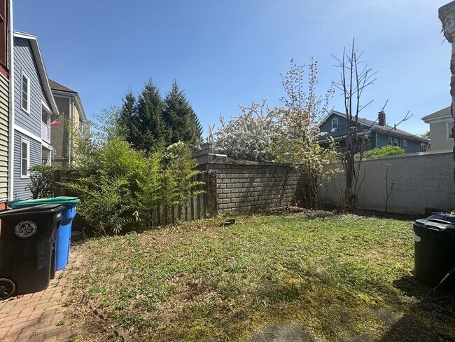 Building Photo - 165 Beech St