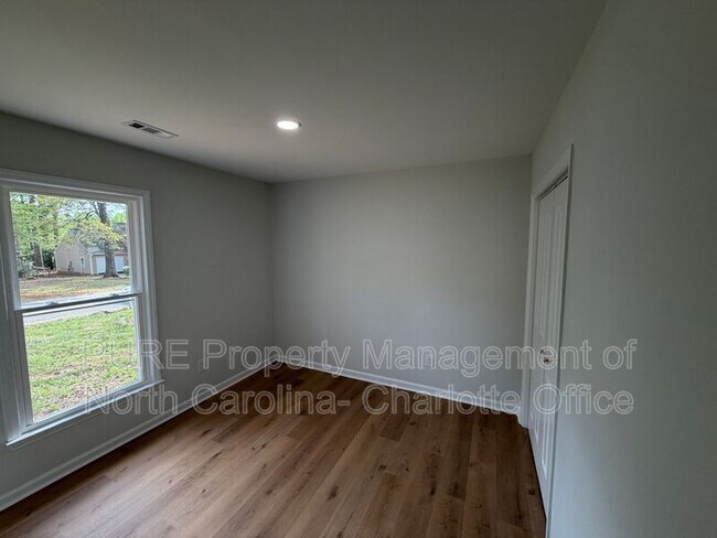 Building Photo - 1712 Blandford Dr