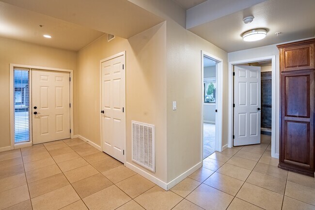 Building Photo - 355 W Waterside Dr