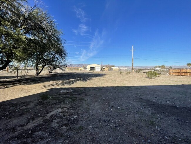 Building Photo - 3 bed 2 bath home with a large yard. BHCRE...