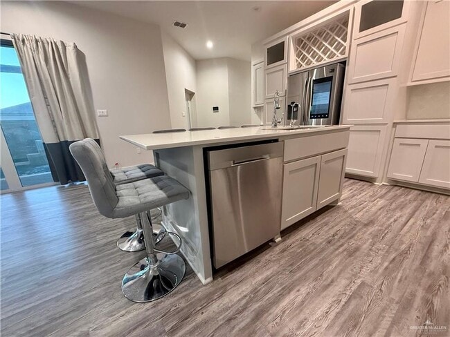 Building Photo - 25 Lago Washington