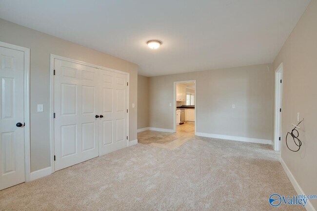 Building Photo - 2107 Edinburgh Dr SW