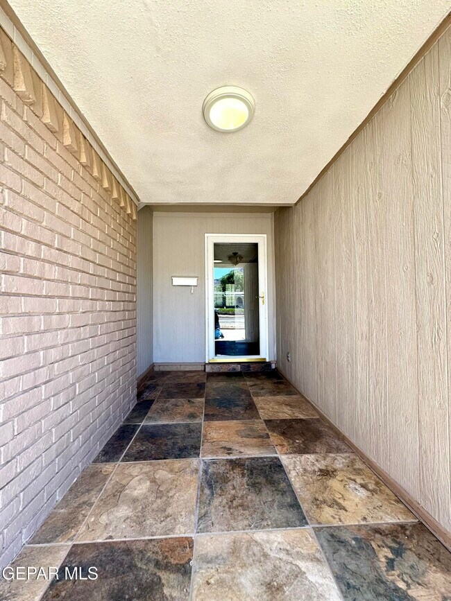 Building Photo - 10288 Lakeview Dr