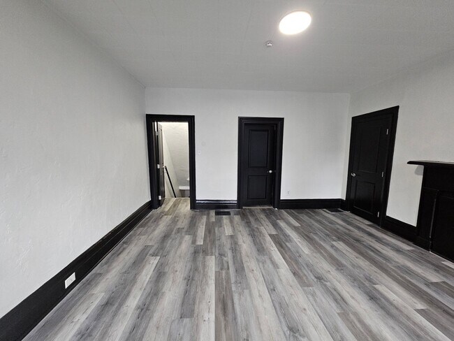 Building Photo - 3 bedroom Home for rent in the S. Side Flats