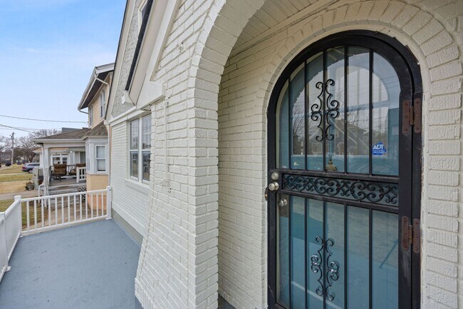 Building Photo - HYDE PARK - Move In Special! Gorgeous 3BR ...