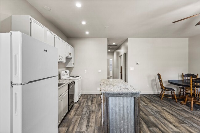 Building Photo - 10423 Deer Lake Lodge Rd