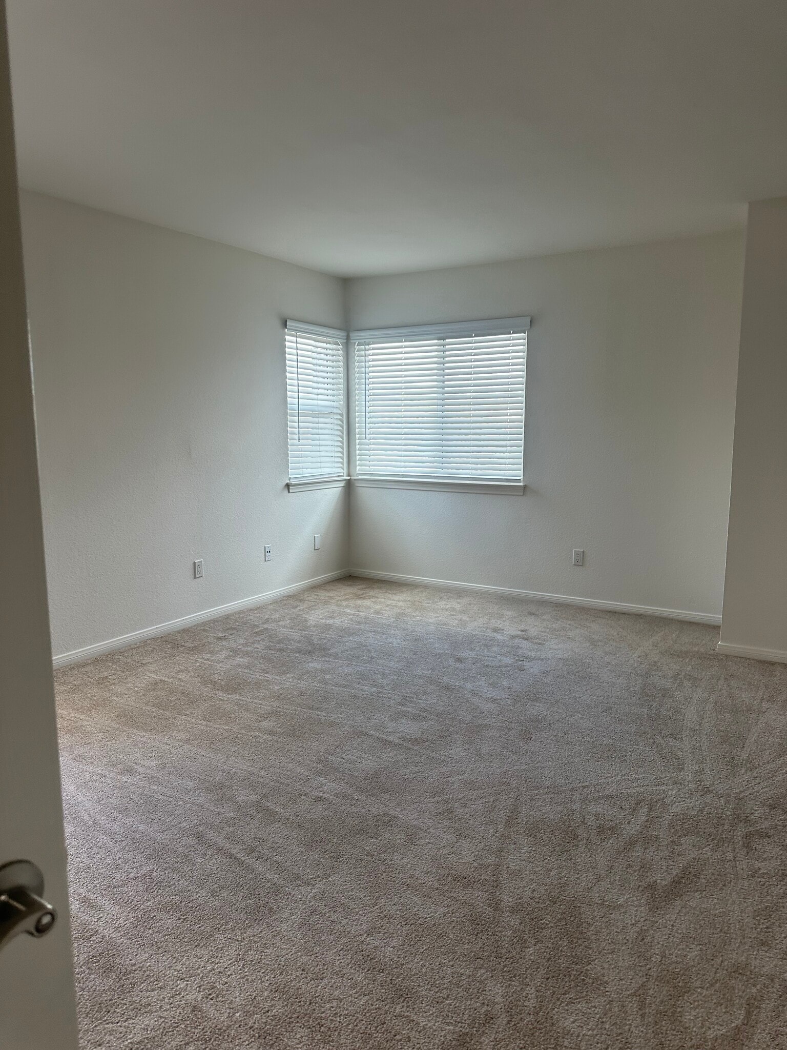 Building Photo - 505 San Pasqual Valley Rd