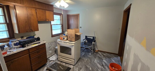 Building Photo - 3-4 bedroom ranch with attached garage, fe...