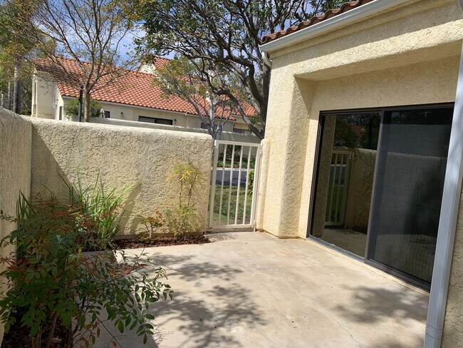 Building Photo - Light & Bright Mission Ridge Condo