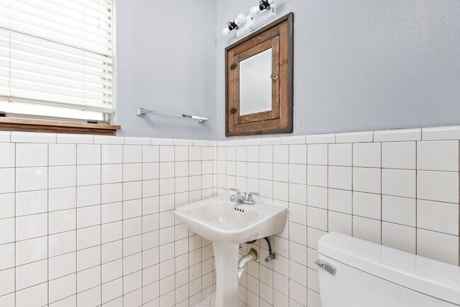 Building Photo - 2102 Brackenridge St