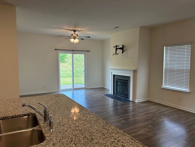 Building Photo - 5 Bedroom / 3 Bath Home Kingsport, TN