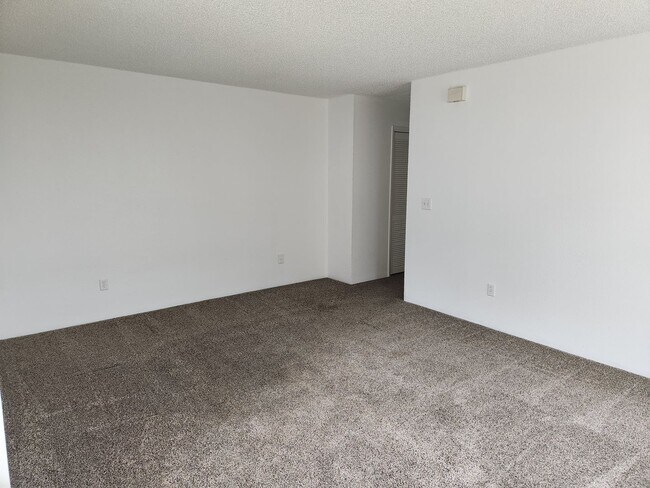 Building Photo - Selah 3br 1ba duplex with carport and WATE...