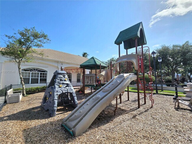 Building Photo - 1307 Myrtlewood Cir E