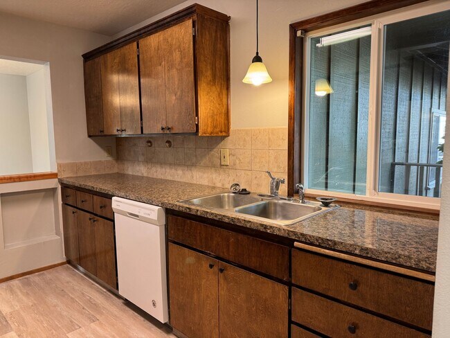 Building Photo - Beautifully updated 3 bedroom, 2 bath house in Eugene!