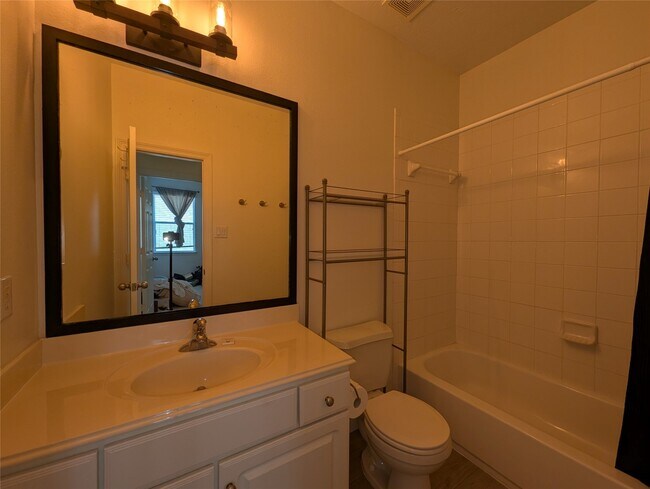 Building Photo - 913 Sweet Pine Dr