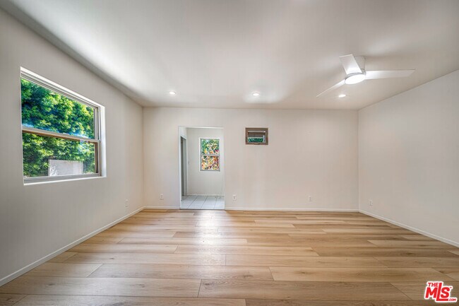 Building Photo - 726 W 37th St