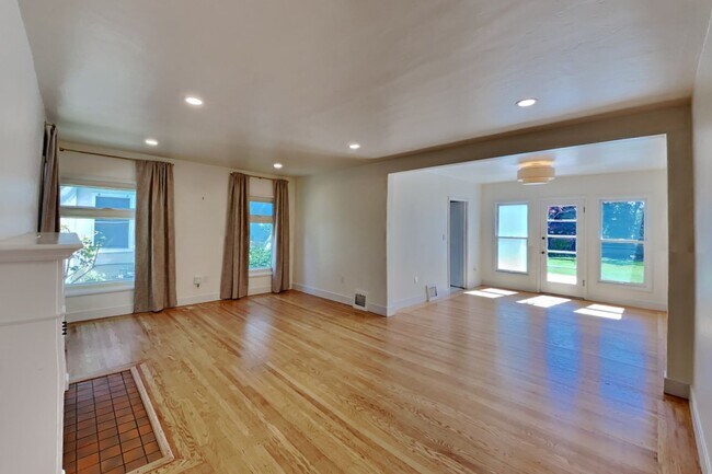 Building Photo - Charming Land Park Cottage – A Hidden Gem in the Heart of the City