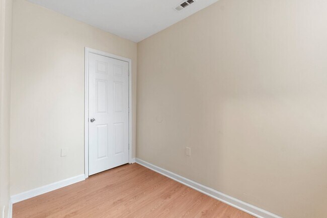 Building Photo - 428 E Lorraine Ave