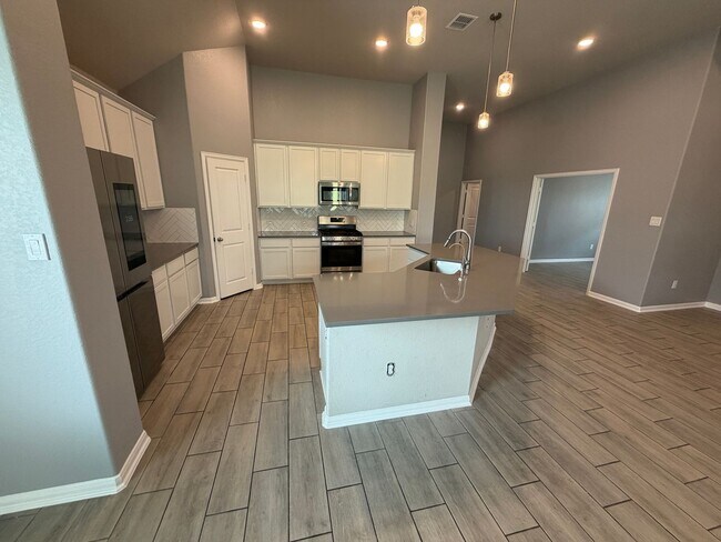 Building Photo - 3923 Gervasi