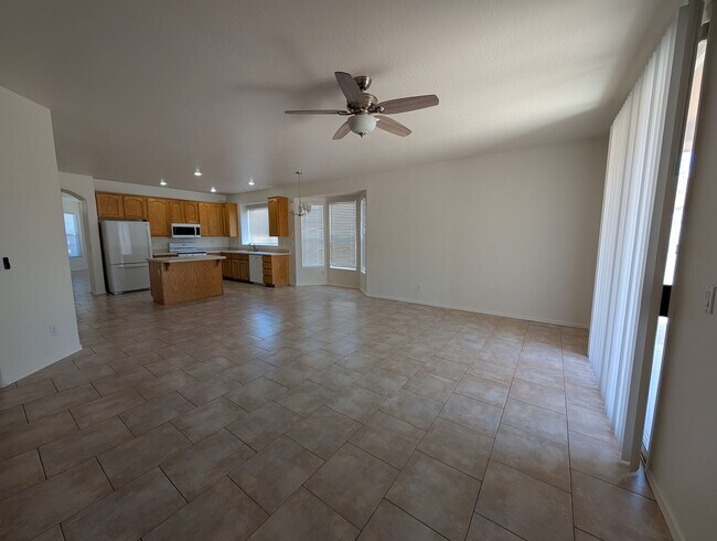 Building Photo - 3 Bedroom 2 Bathroom in Executive Palms Su...