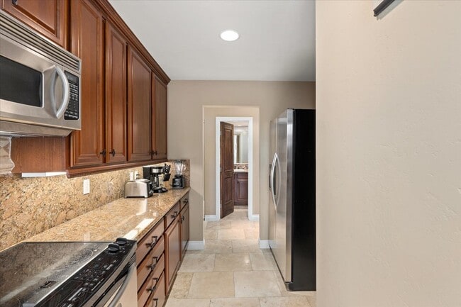 Excellent under-cabinet lighting - 935 Genter St