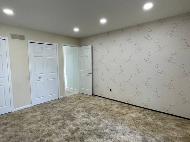 Building Photo - Sterling Heights - 3-Bedroom Ranch with Fa...