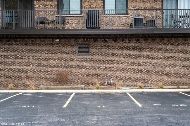 Building Photo - 960 S River Rd