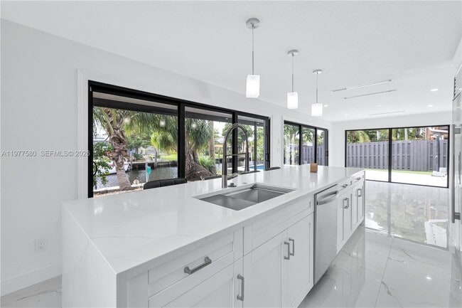 Building Photo - 1608 SW 5th Ct