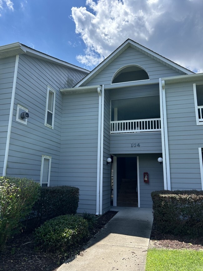 Primary Photo - 104 Breezewood Dr