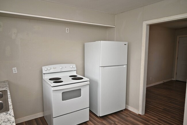 Building Photo - 600 E 1st St