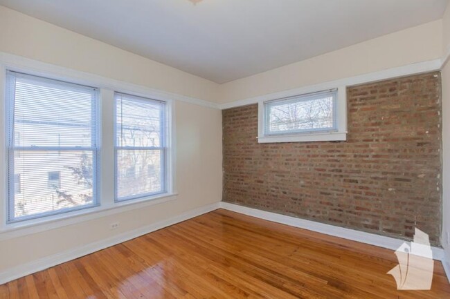 Building Photo - 4 bedroom in Chicago IL 60657