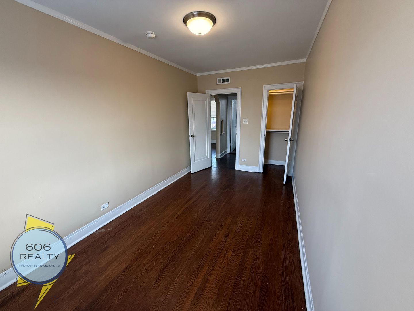 Building Photo - 2805 N Kilbourn Ave