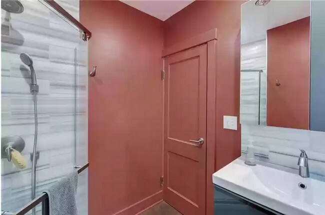 Building Photo - Must See 3 BD/ 2 BA located in Squirrel Hill Available 8/1/2026