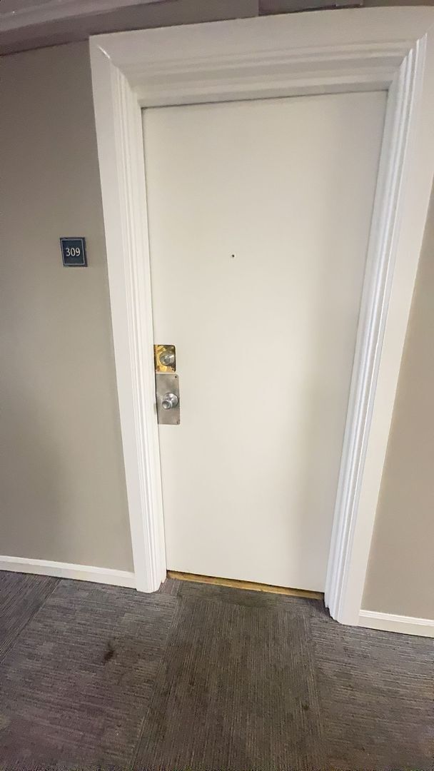 Building Photo - Flexible lease length at a great price! Secure this unit for 6, 12 or 18 months @ $1050/month!! M...