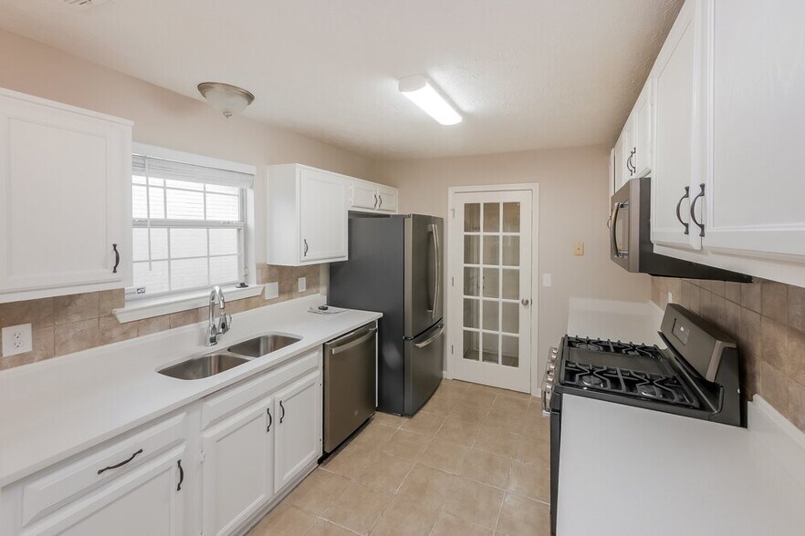 Building Photo - 939 Maple Leaf Ridge