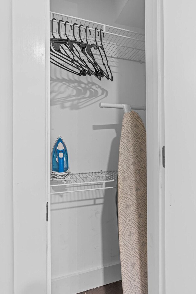 Building Photo - 1136 Crescent Ave NE