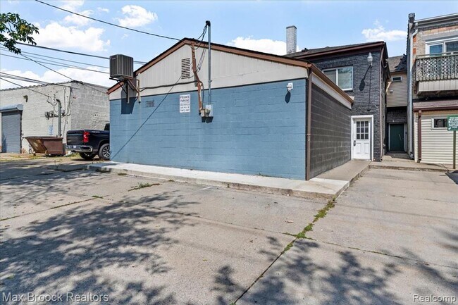 Building Photo - 513 W Nine Mile Rd