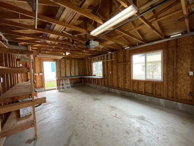 Building Photo - Charming and Updated 1913's Home! Woodstoc...