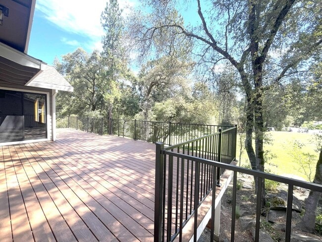 Building Photo - Beautiful 3 bedroom, 3 bath home in Lake W...