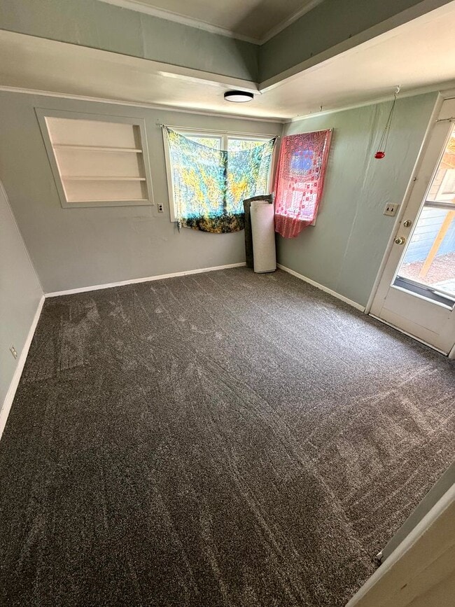 Building Photo - 3 Bedroom Duplex Close to U of O Campus