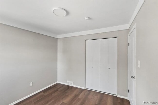 Building Photo - Gorgeous Madison Heights Gem!