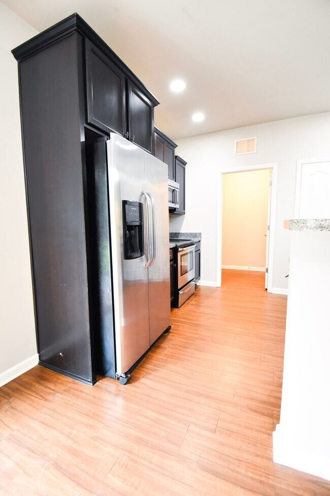 Building Photo - Coming Soon: 3 BEDROOM 2 BATHROOM - PETS C...