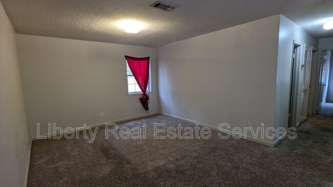 Building Photo - 132 Rolland St