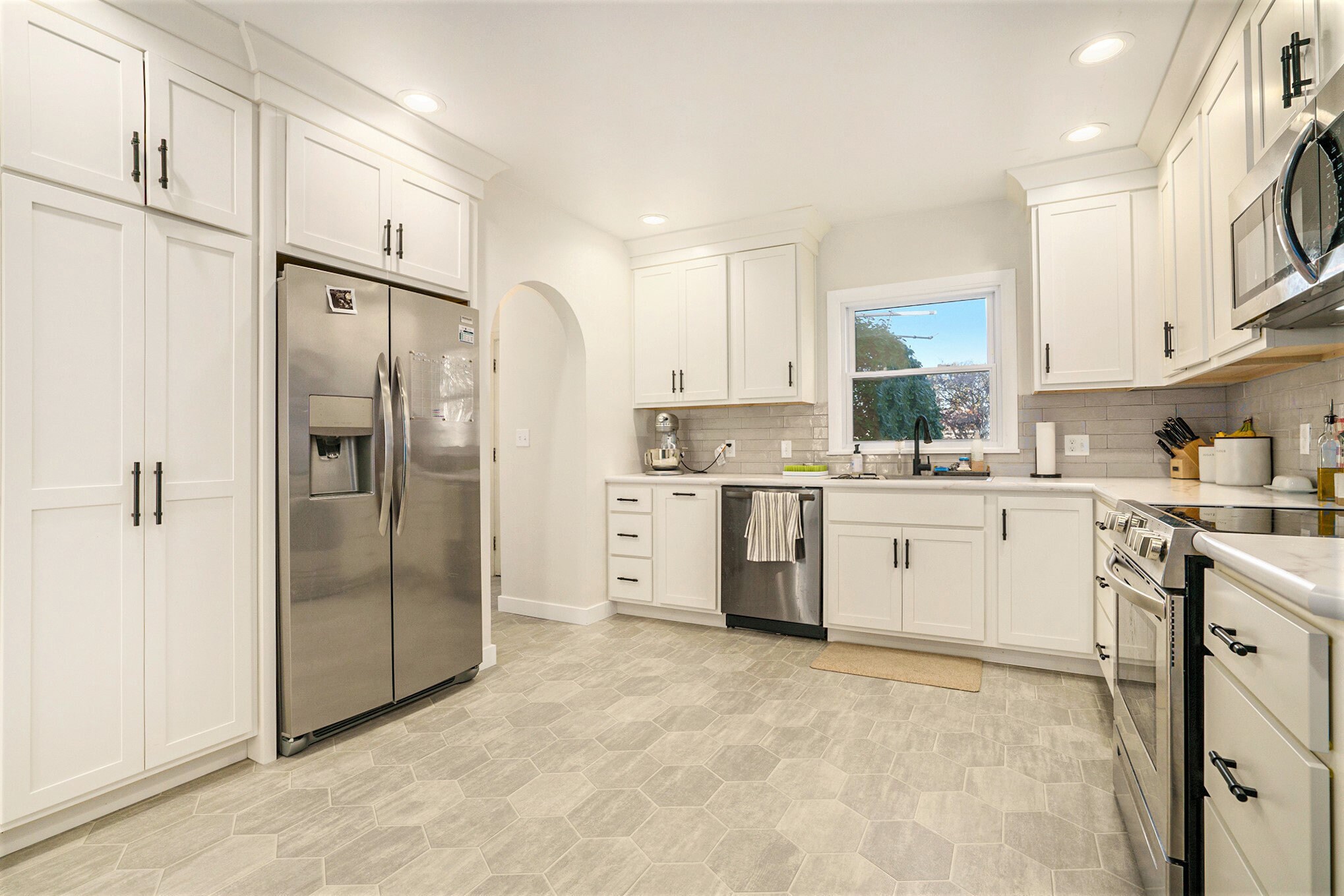 Building Photo - 204 E Spring St