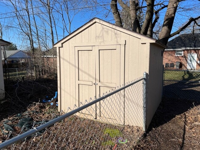 Building Photo - Brick Ranch in Forest Hills
