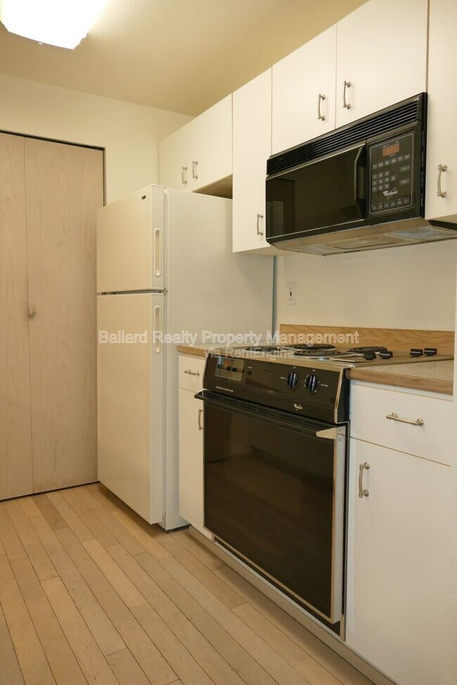 Building Photo - 2244 13th Ave W