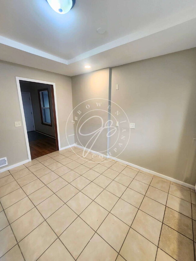 Building Photo - Unique 3-bedroom, 2.5-bath unit within a 4-unit complex offers over 1,100 square feet of living s...