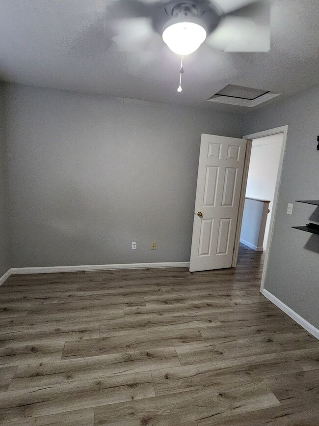 Building Photo - 3 Bedroom 2 Bath in HOA Community with Com...