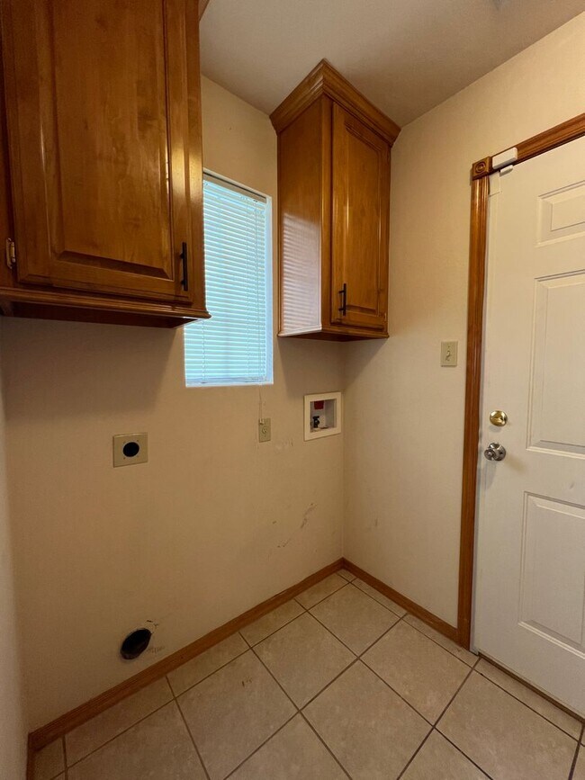 Building Photo - 4425 SW Parkway Dr